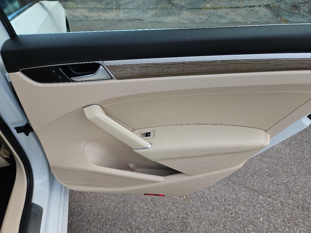 Volkswagen Passat 1.8T SE w/Technology Auto 2017