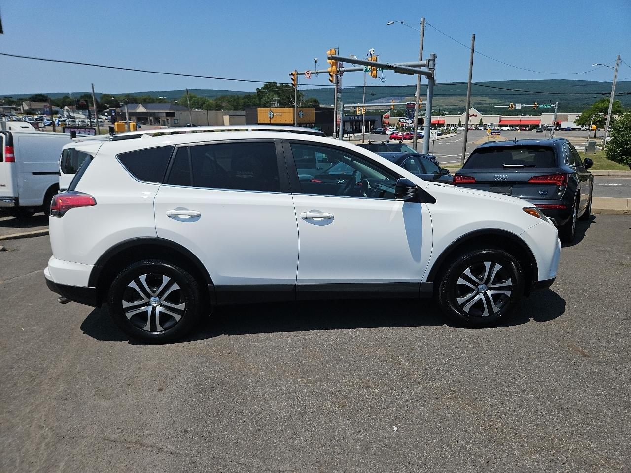 Toyota RAV4 LE AWD (Natl) 2017