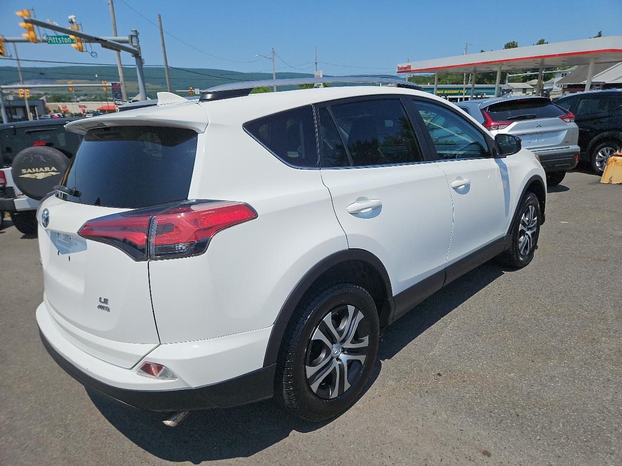 Toyota RAV4 LE AWD (Natl) 2017