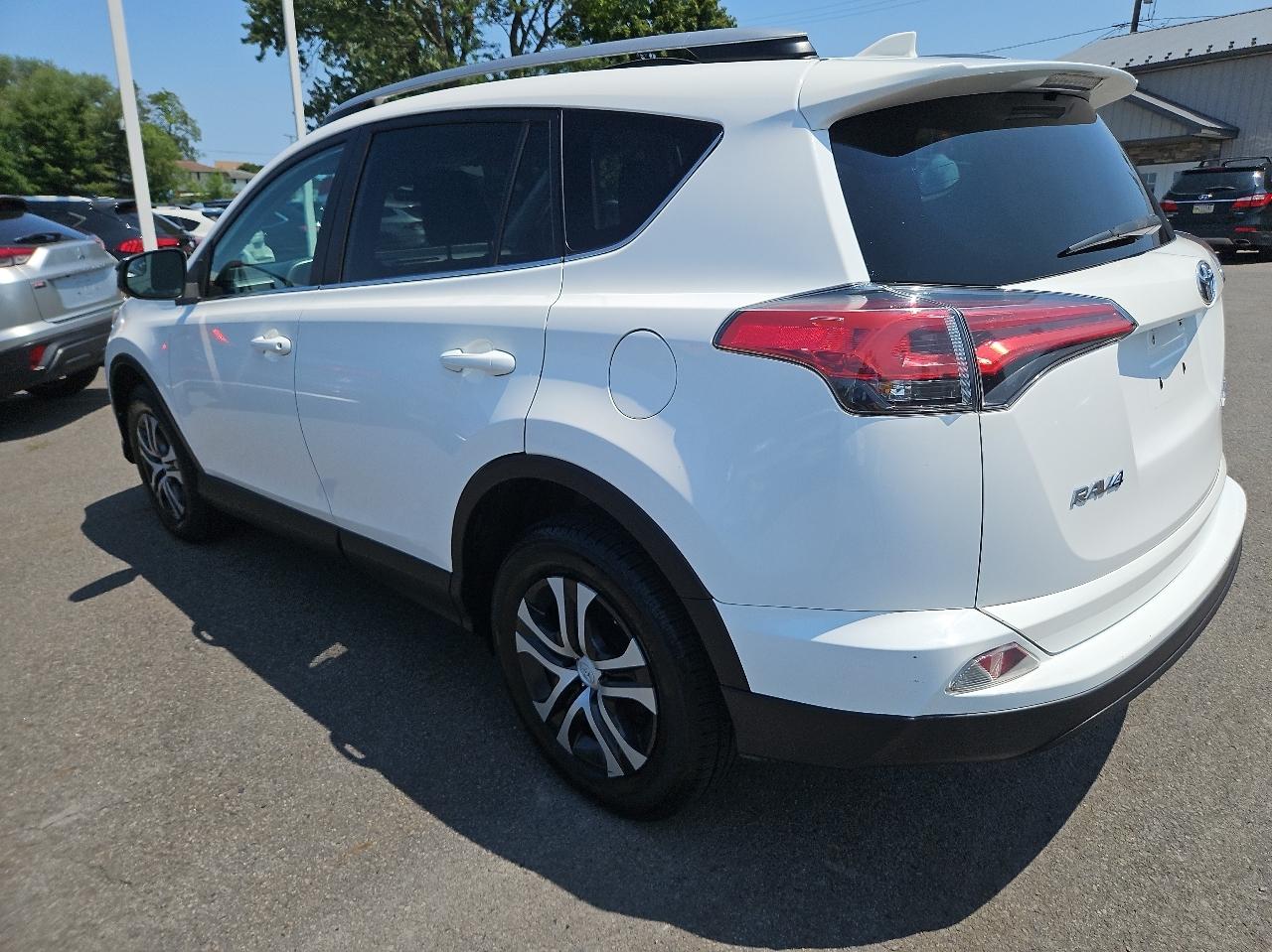 Toyota RAV4 LE AWD (Natl) 2017
