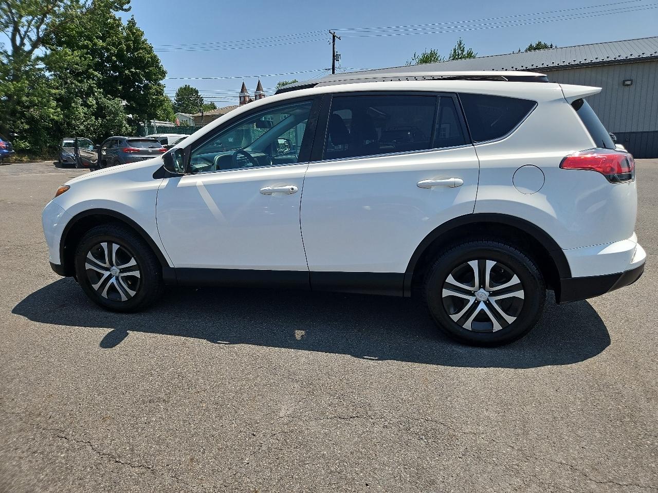Toyota RAV4 LE AWD (Natl) 2017