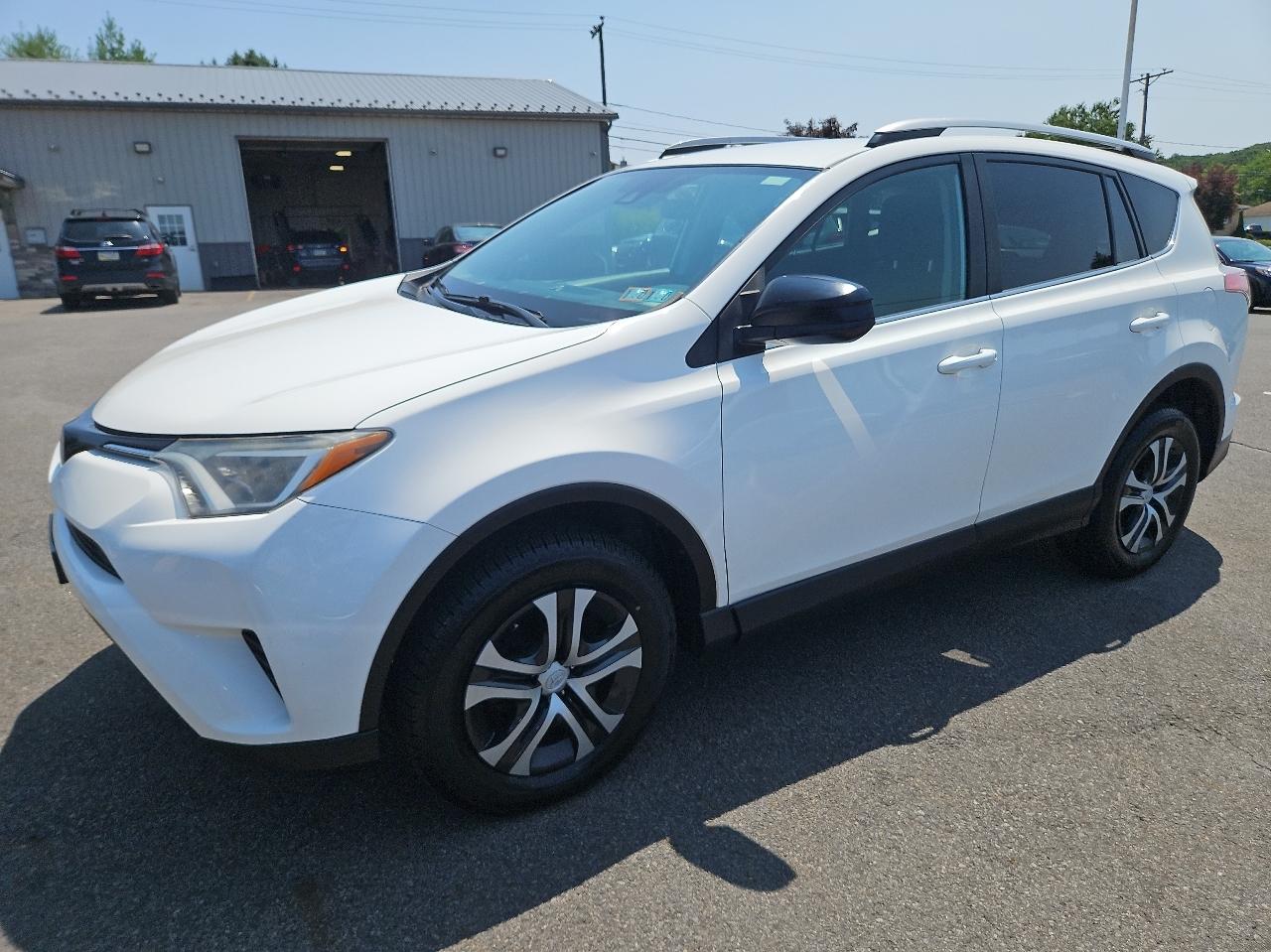 Toyota RAV4 LE AWD (Natl) 2017