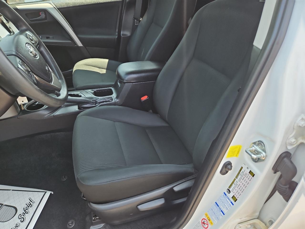 Toyota RAV4 LE AWD (Natl) 2017