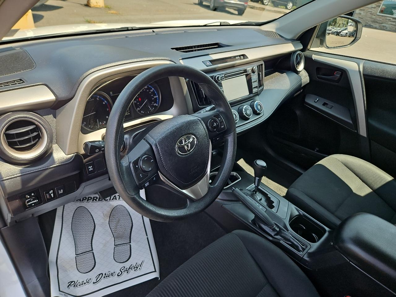 Toyota RAV4 LE AWD (Natl) 2017