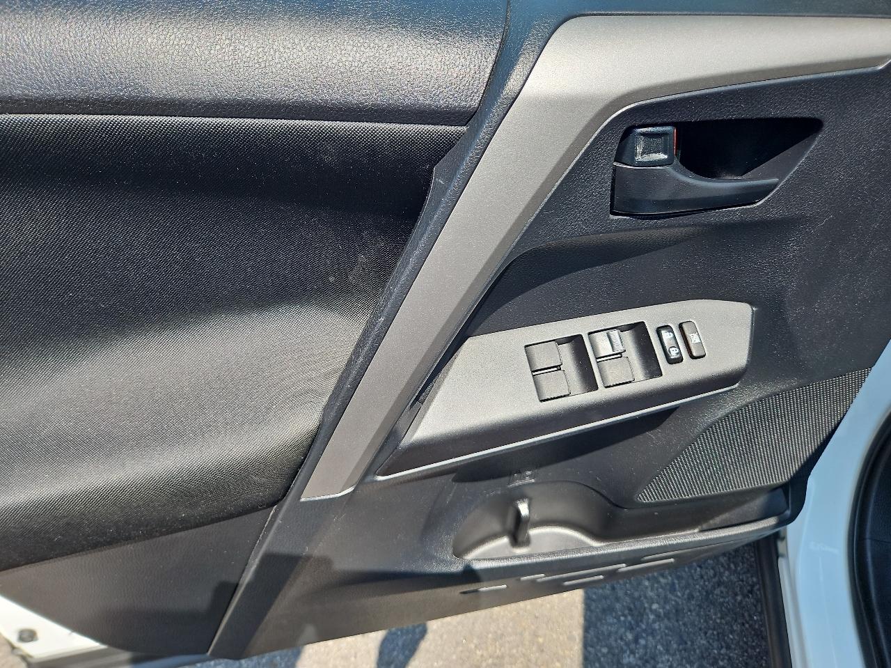 Toyota RAV4 LE AWD (Natl) 2017