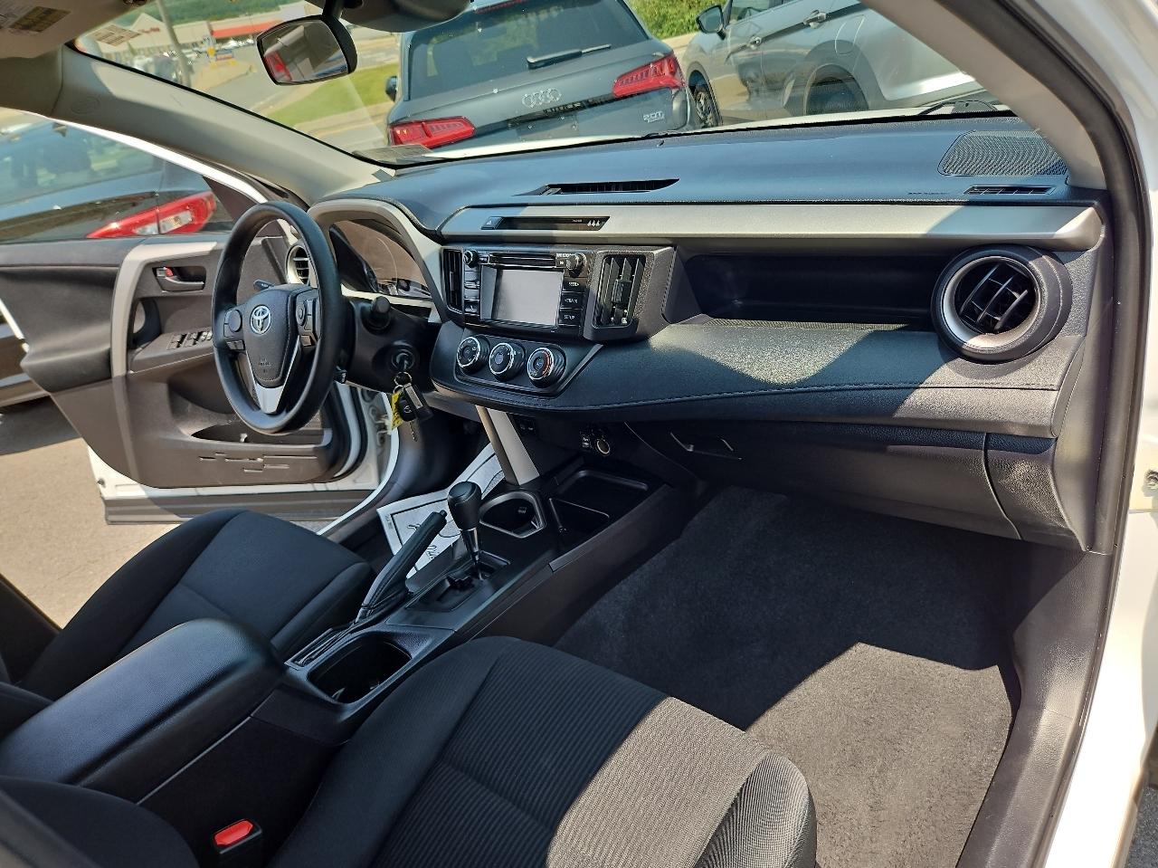 Toyota RAV4 LE AWD (Natl) 2017