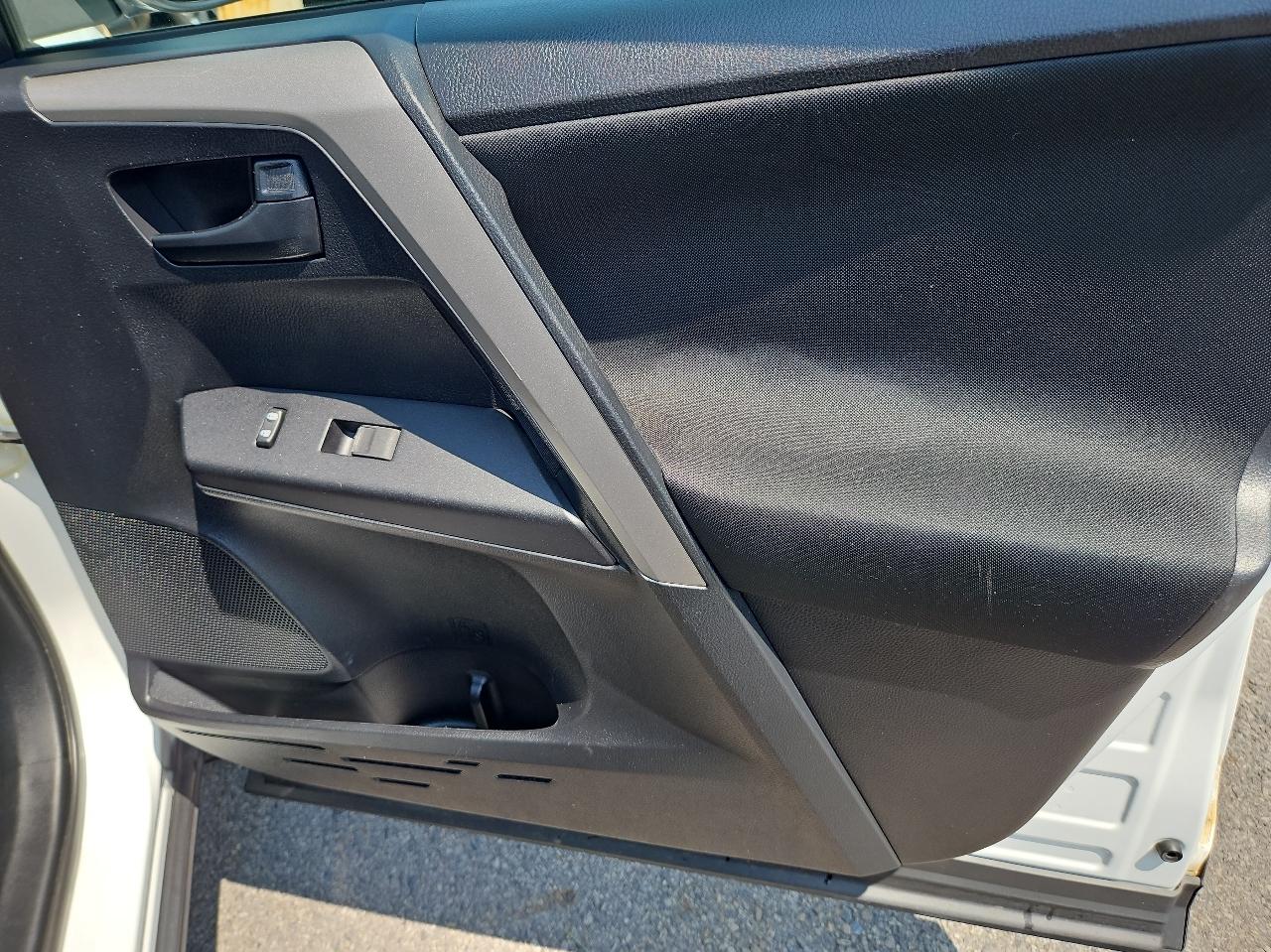 Toyota RAV4 LE AWD (Natl) 2017