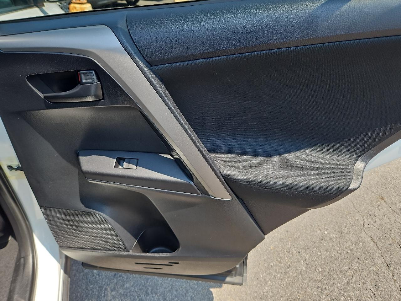 Toyota RAV4 LE AWD (Natl) 2017