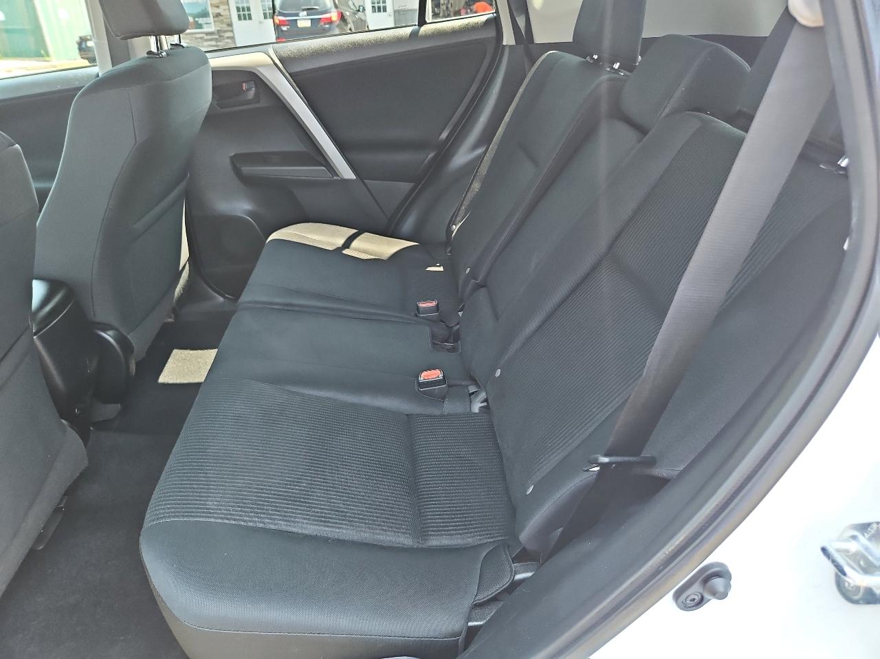 Toyota RAV4 LE AWD (Natl) 2017