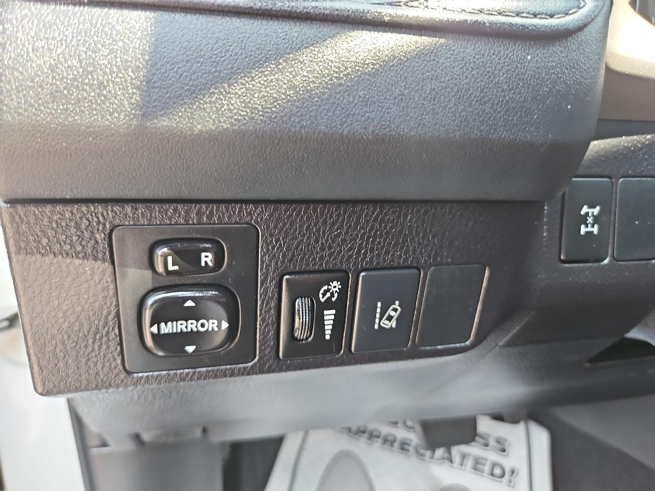 Toyota RAV4 LE AWD (Natl) 2017