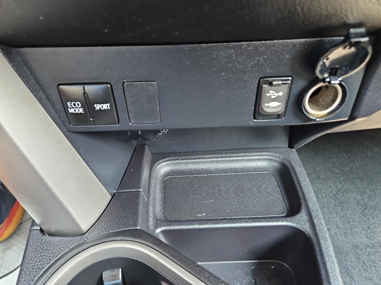 Toyota RAV4 LE AWD (Natl) 2017