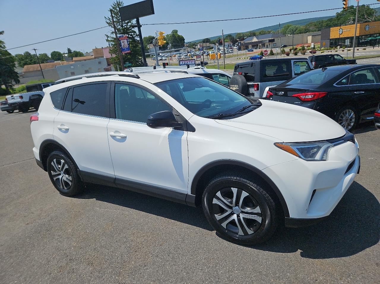 Toyota RAV4 LE AWD (Natl) 2017