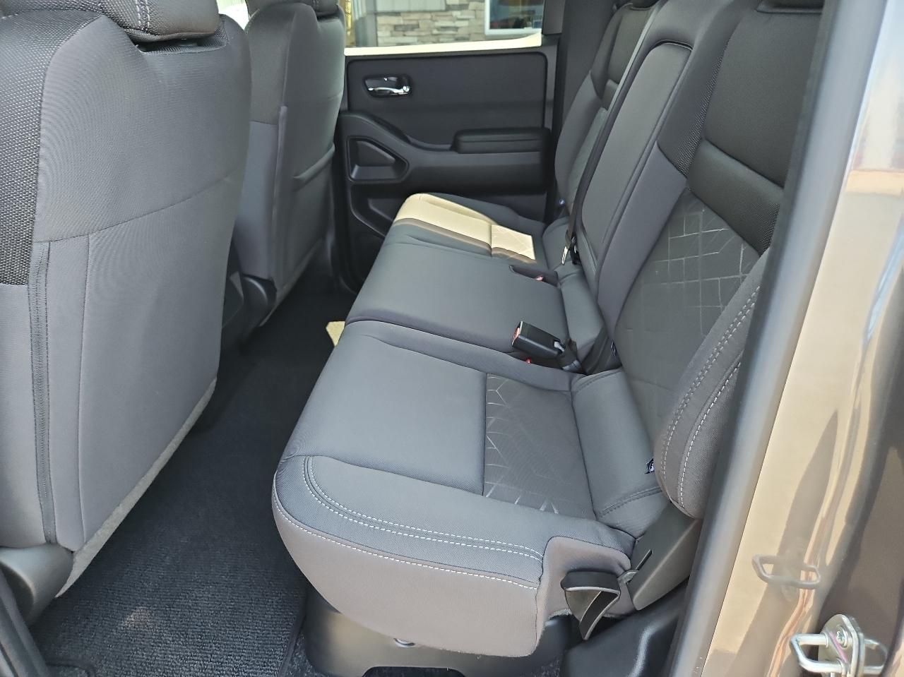 Nissan Frontier Crew Cab 4x4 SV 2025