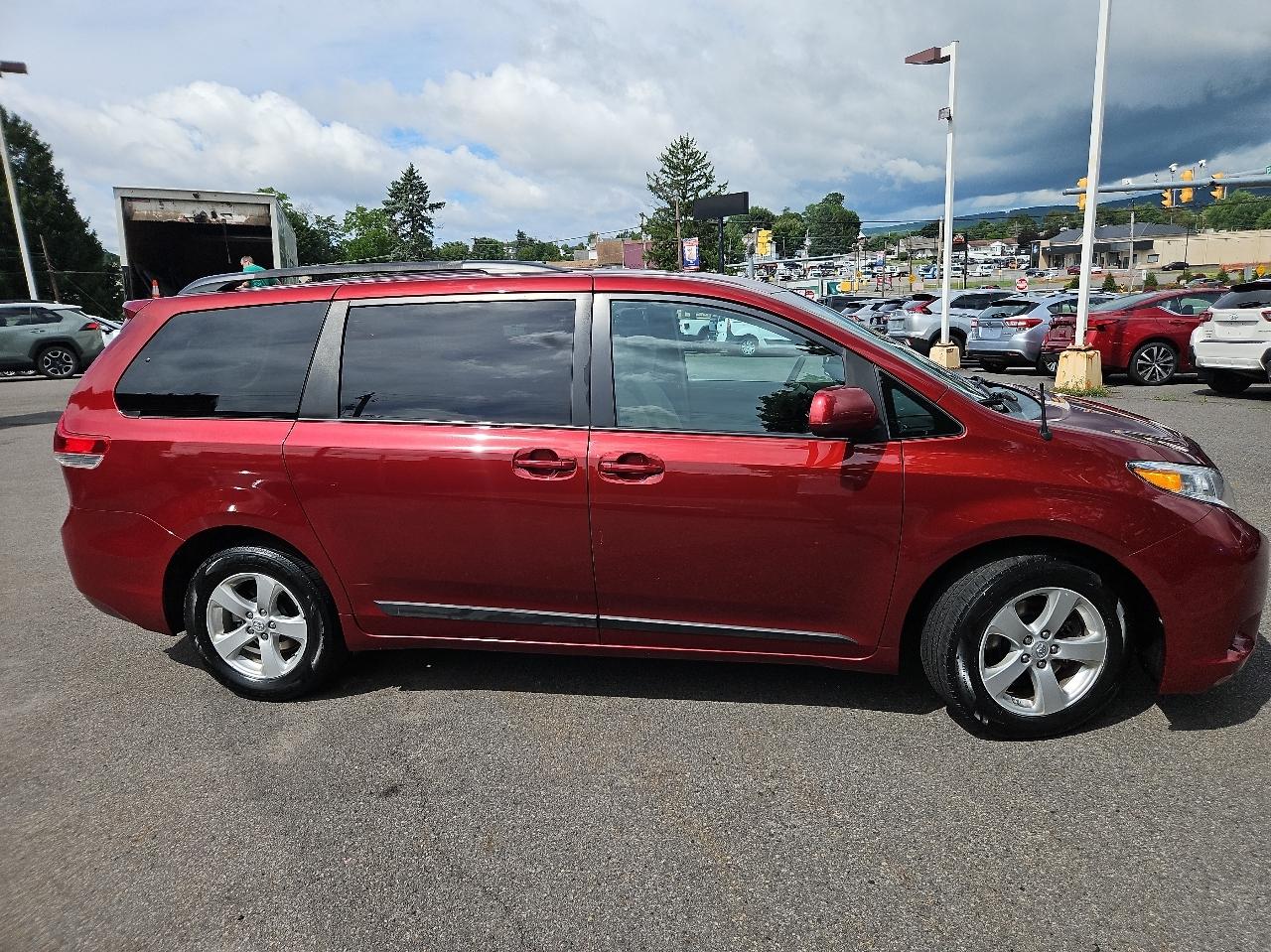 Toyota Sienna 5dr 7-Pass Van V6 LE FWD (Natl) 2011