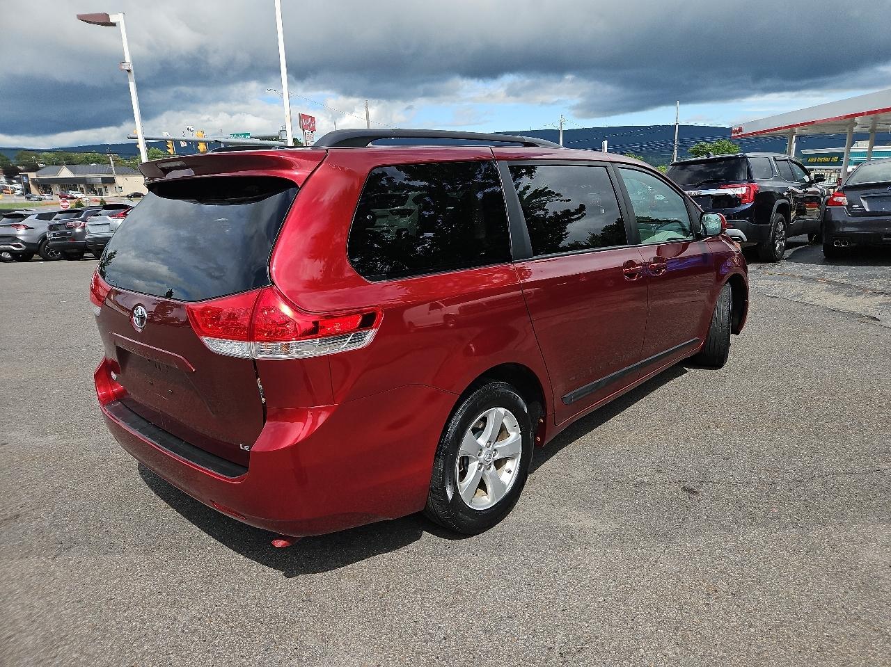 Toyota Sienna 5dr 7-Pass Van V6 LE FWD (Natl) 2011