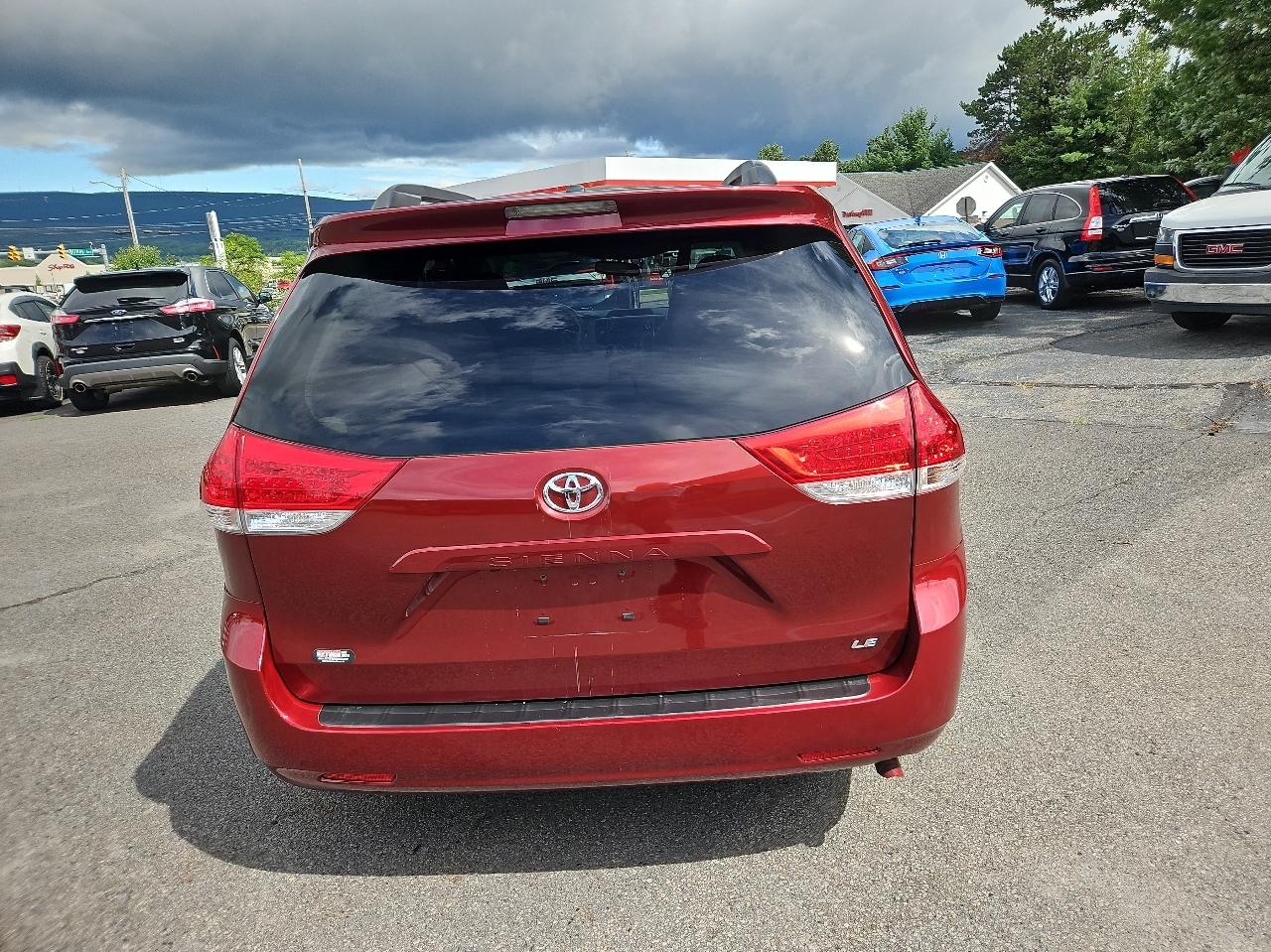 Toyota Sienna 5dr 7-Pass Van V6 LE FWD (Natl) 2011