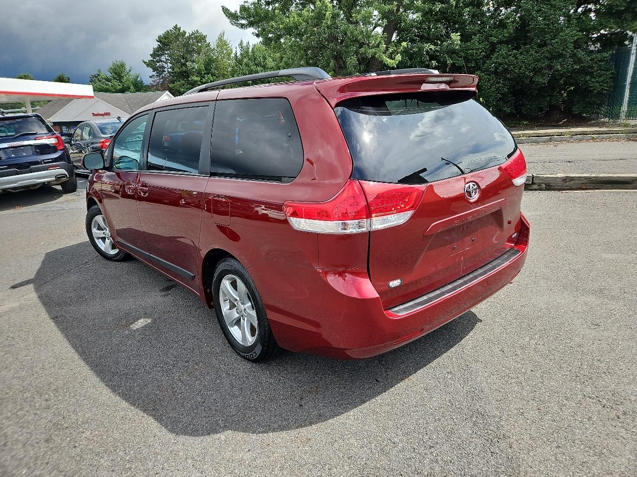 Toyota Sienna 5dr 7-Pass Van V6 LE FWD (Natl) 2011