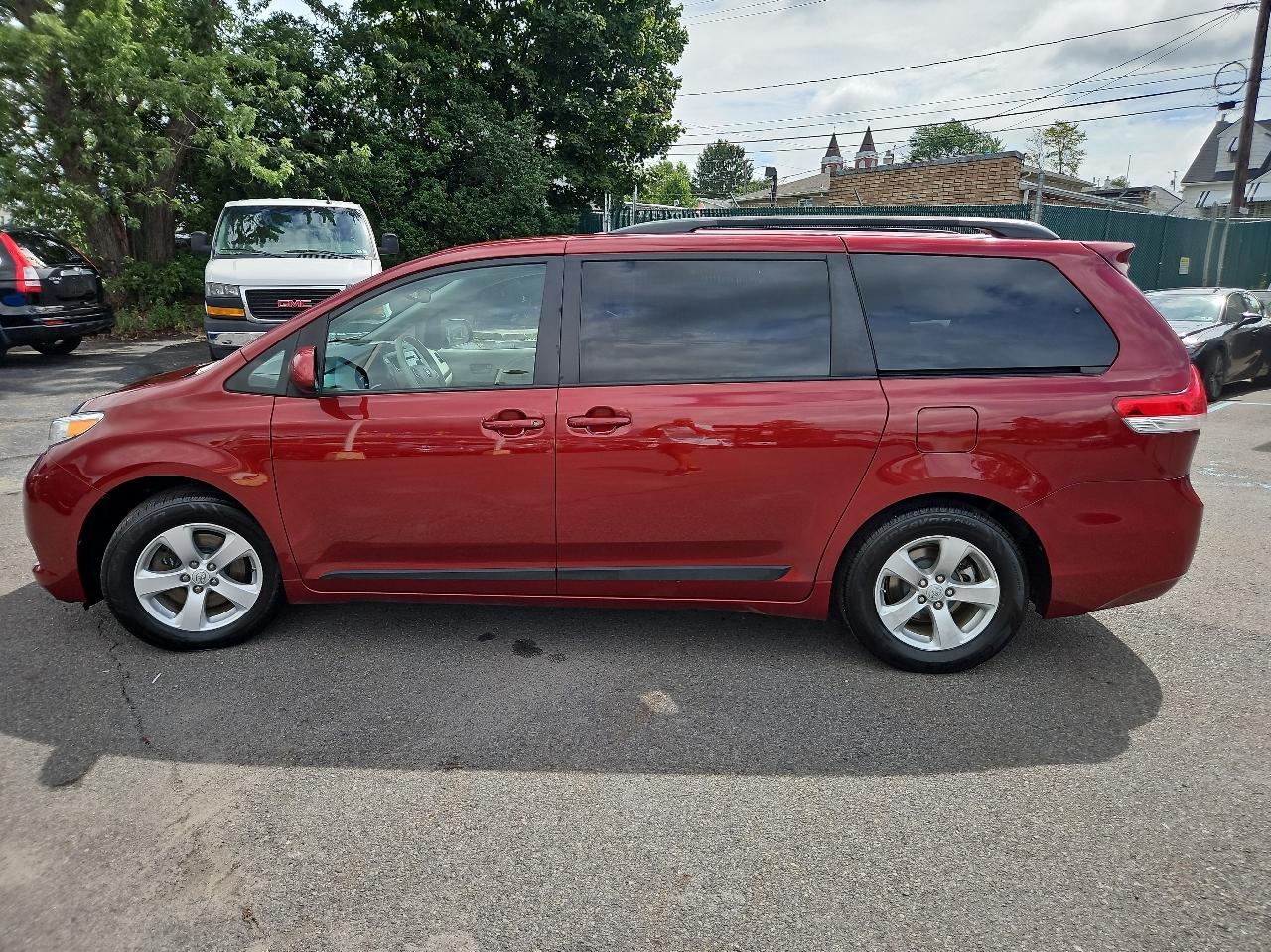 Toyota Sienna 5dr 7-Pass Van V6 LE FWD (Natl) 2011