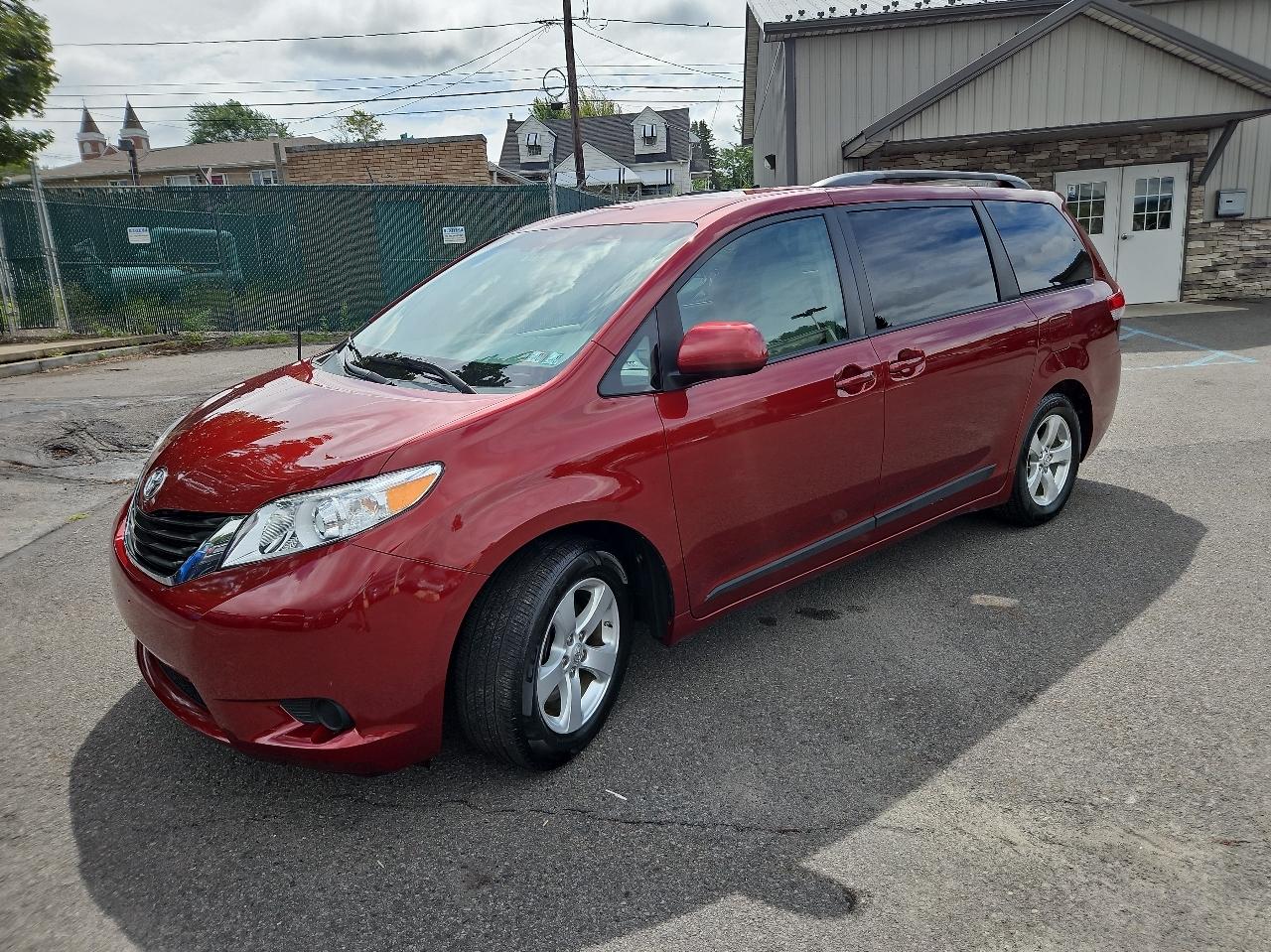 Toyota Sienna 5dr 7-Pass Van V6 LE FWD (Natl) 2011