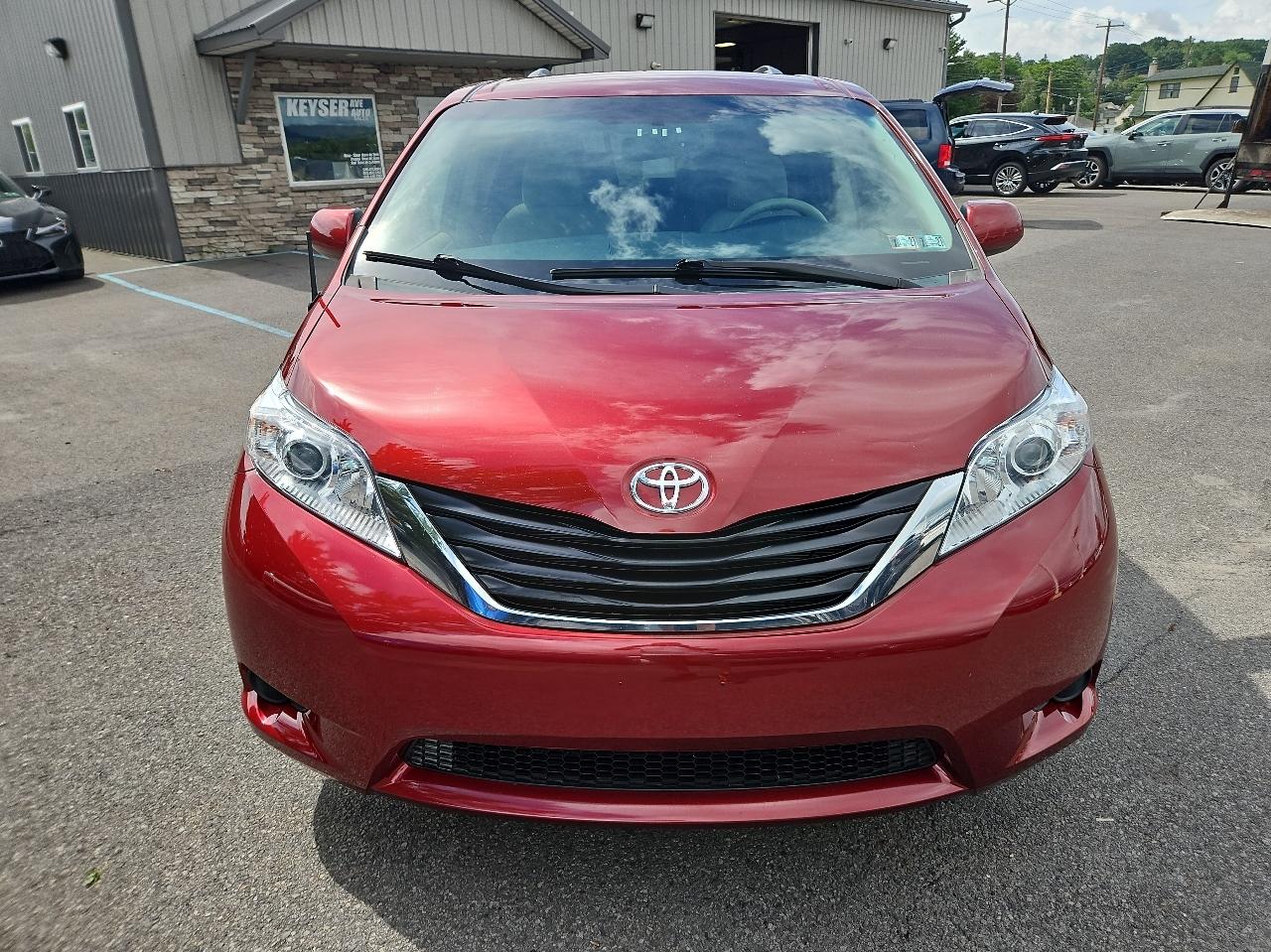 Toyota Sienna 5dr 7-Pass Van V6 LE FWD (Natl) 2011