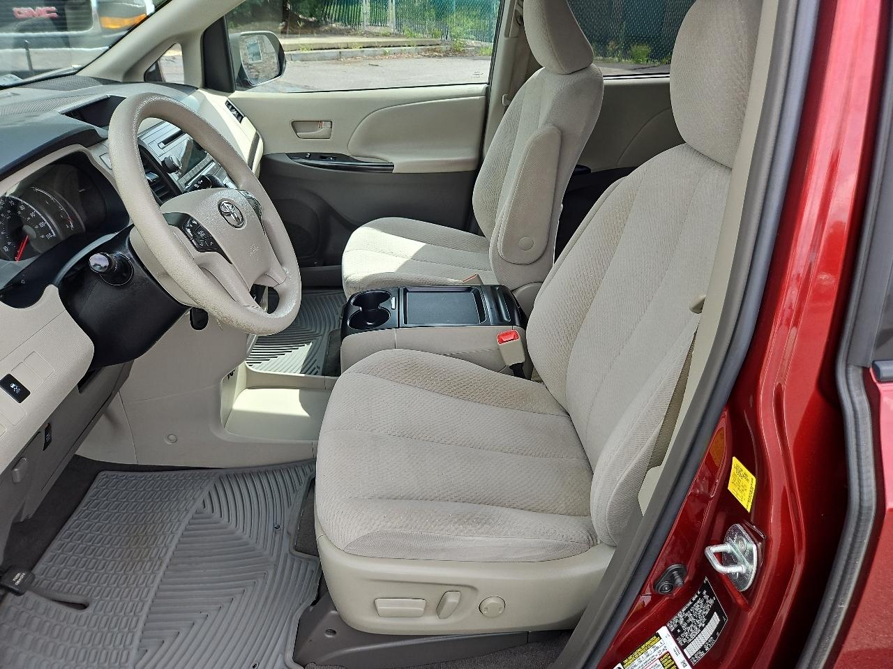 Toyota Sienna 5dr 7-Pass Van V6 LE FWD (Natl) 2011