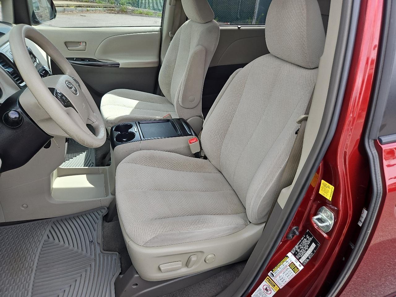 Toyota Sienna 5dr 7-Pass Van V6 LE FWD (Natl) 2011