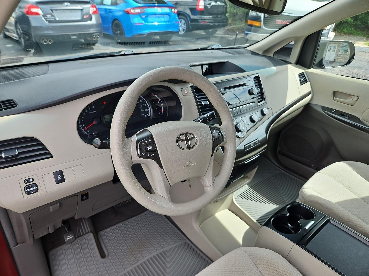 Toyota Sienna 5dr 7-Pass Van V6 LE FWD (Natl) 2011