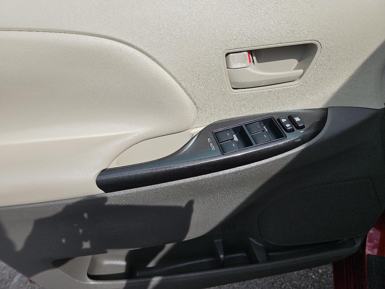 Toyota Sienna 5dr 7-Pass Van V6 LE FWD (Natl) 2011