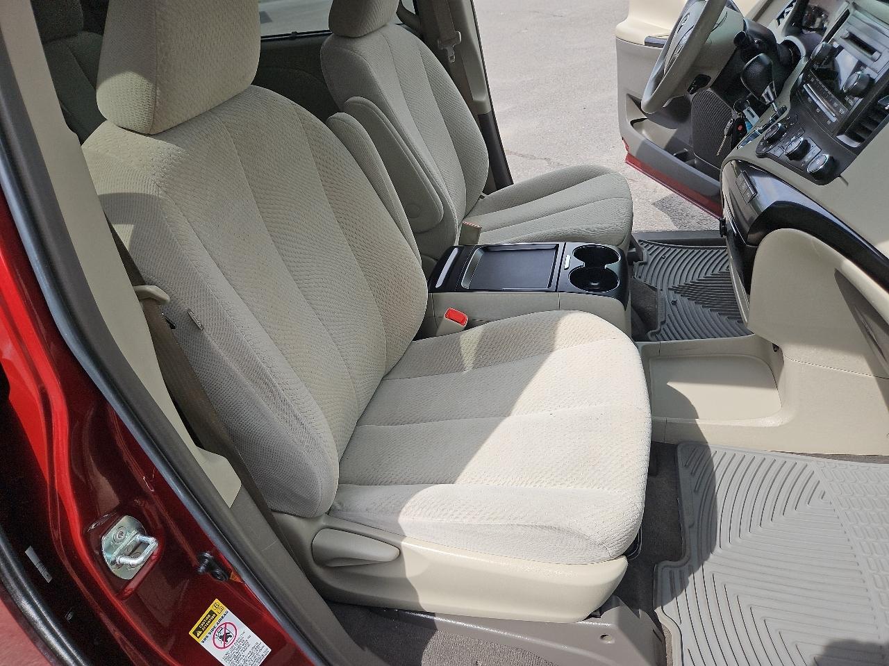 Toyota Sienna 5dr 7-Pass Van V6 LE FWD (Natl) 2011