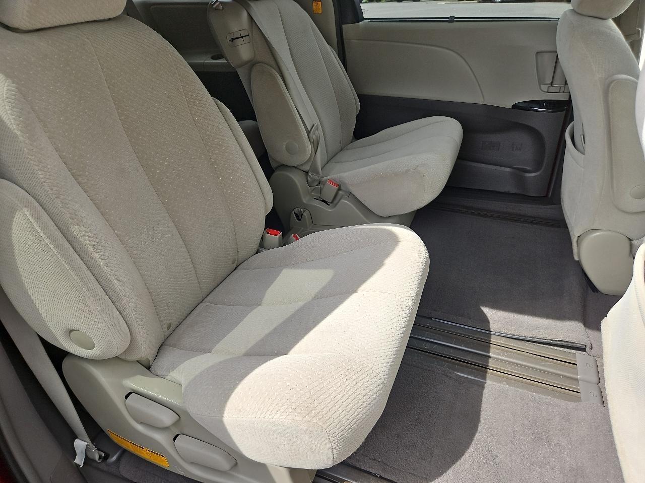 Toyota Sienna 5dr 7-Pass Van V6 LE FWD (Natl) 2011