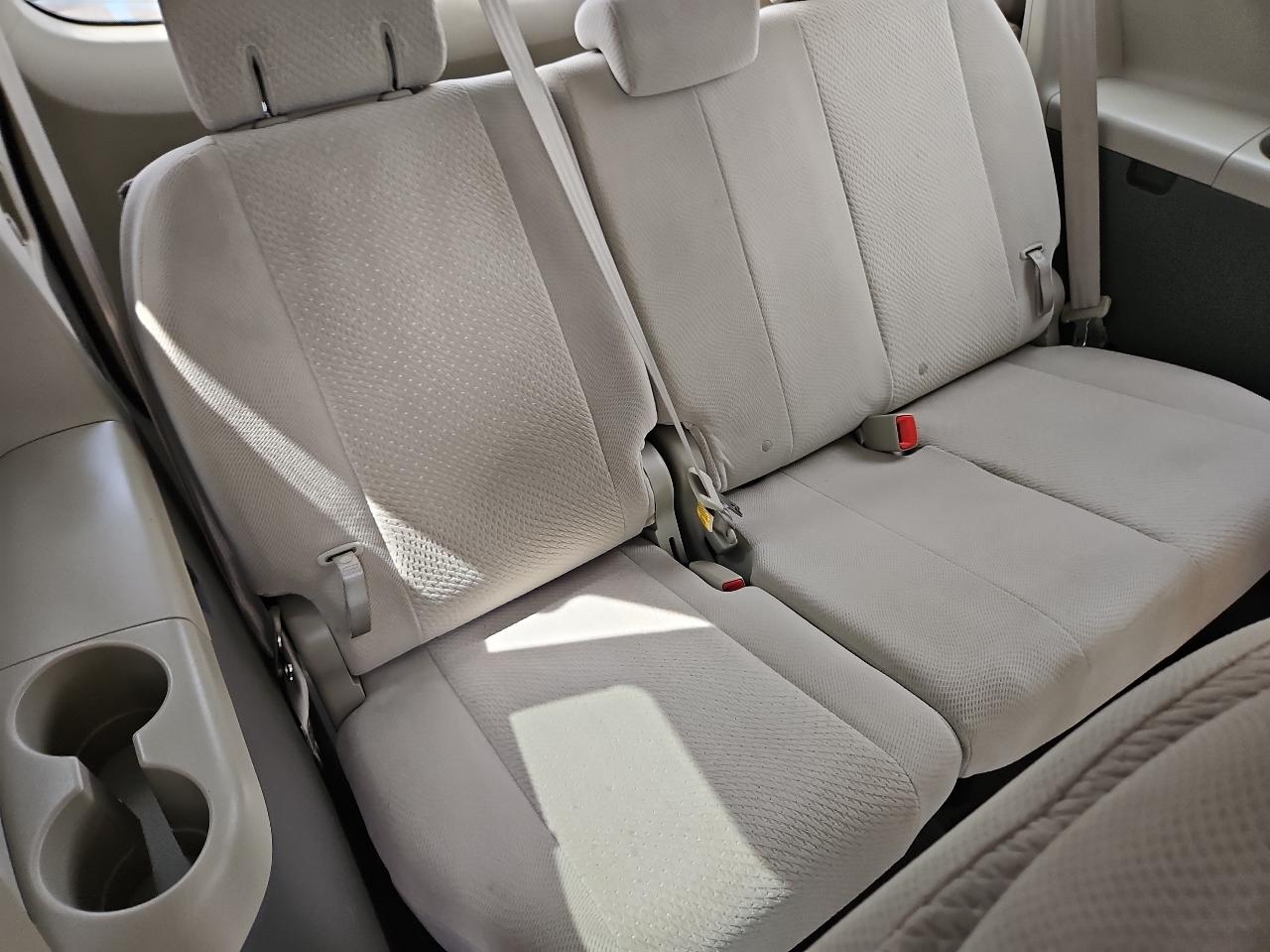 Toyota Sienna 5dr 7-Pass Van V6 LE FWD (Natl) 2011