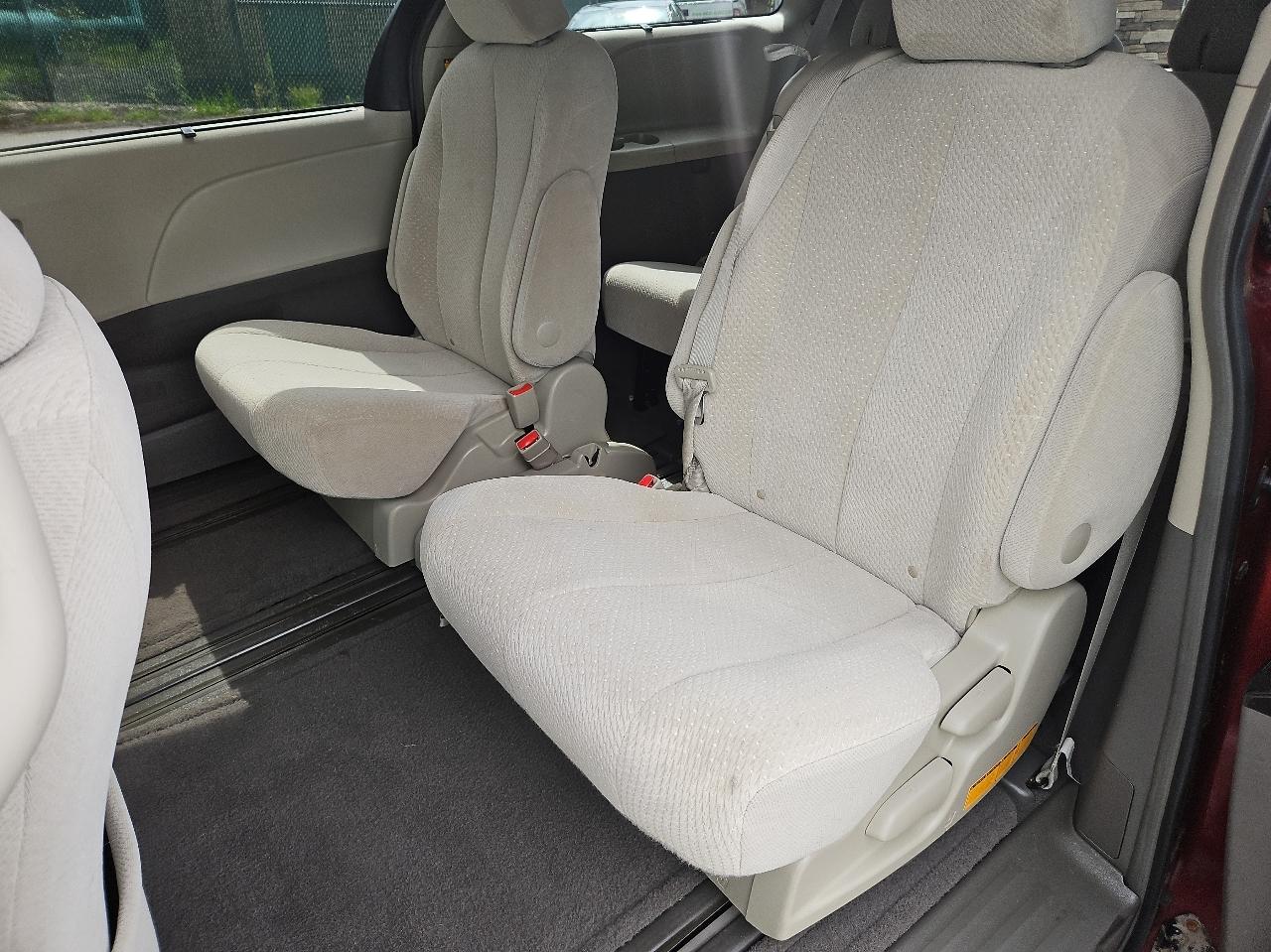Toyota Sienna 5dr 7-Pass Van V6 LE FWD (Natl) 2011