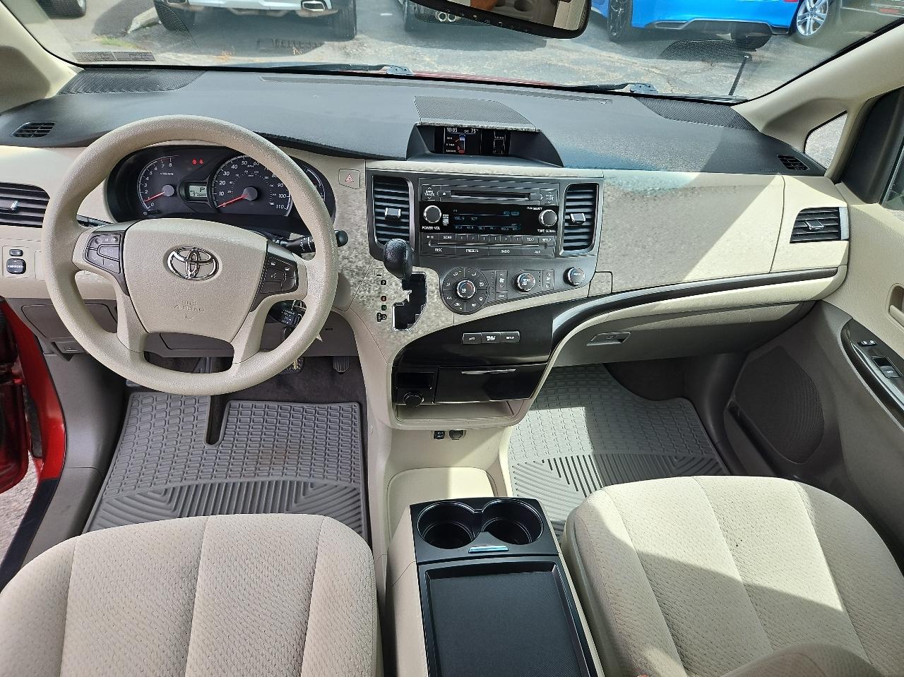 Toyota Sienna 5dr 7-Pass Van V6 LE FWD (Natl) 2011