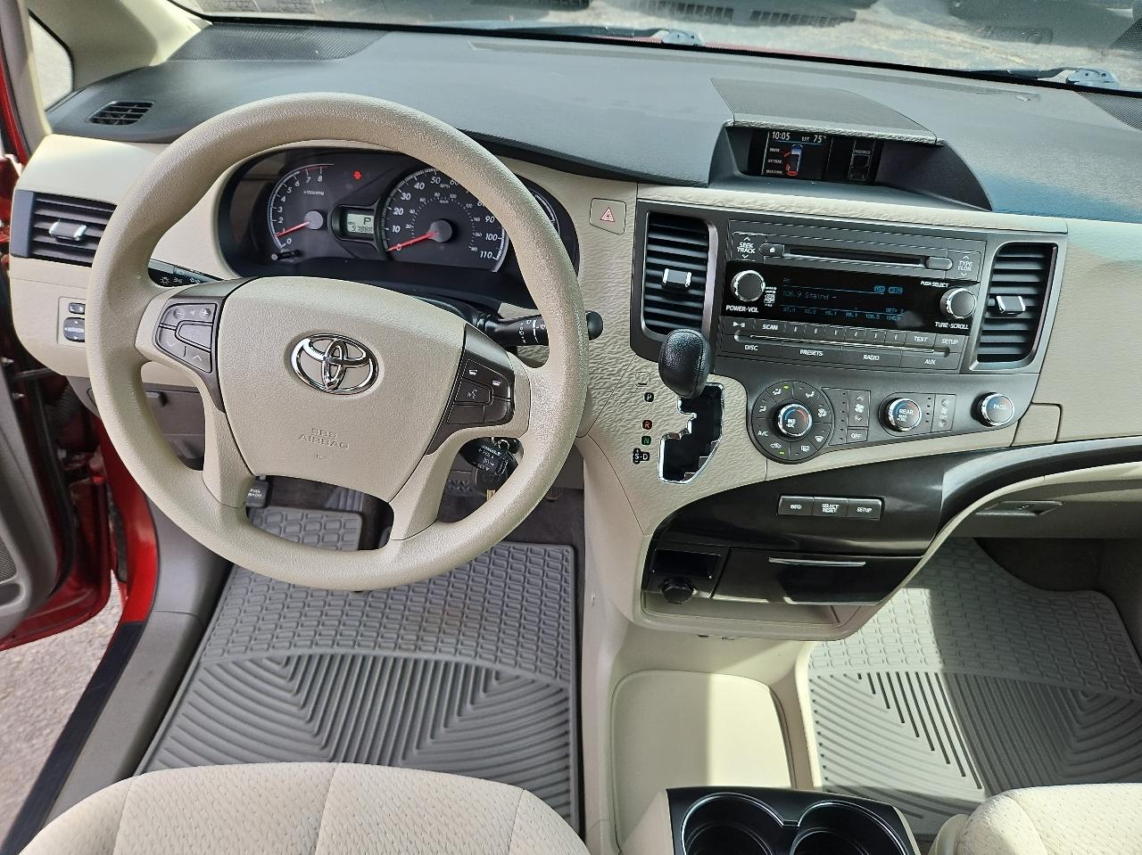Toyota Sienna 5dr 7-Pass Van V6 LE FWD (Natl) 2011