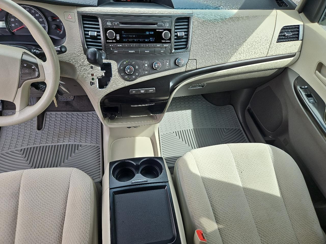Toyota Sienna 5dr 7-Pass Van V6 LE FWD (Natl) 2011
