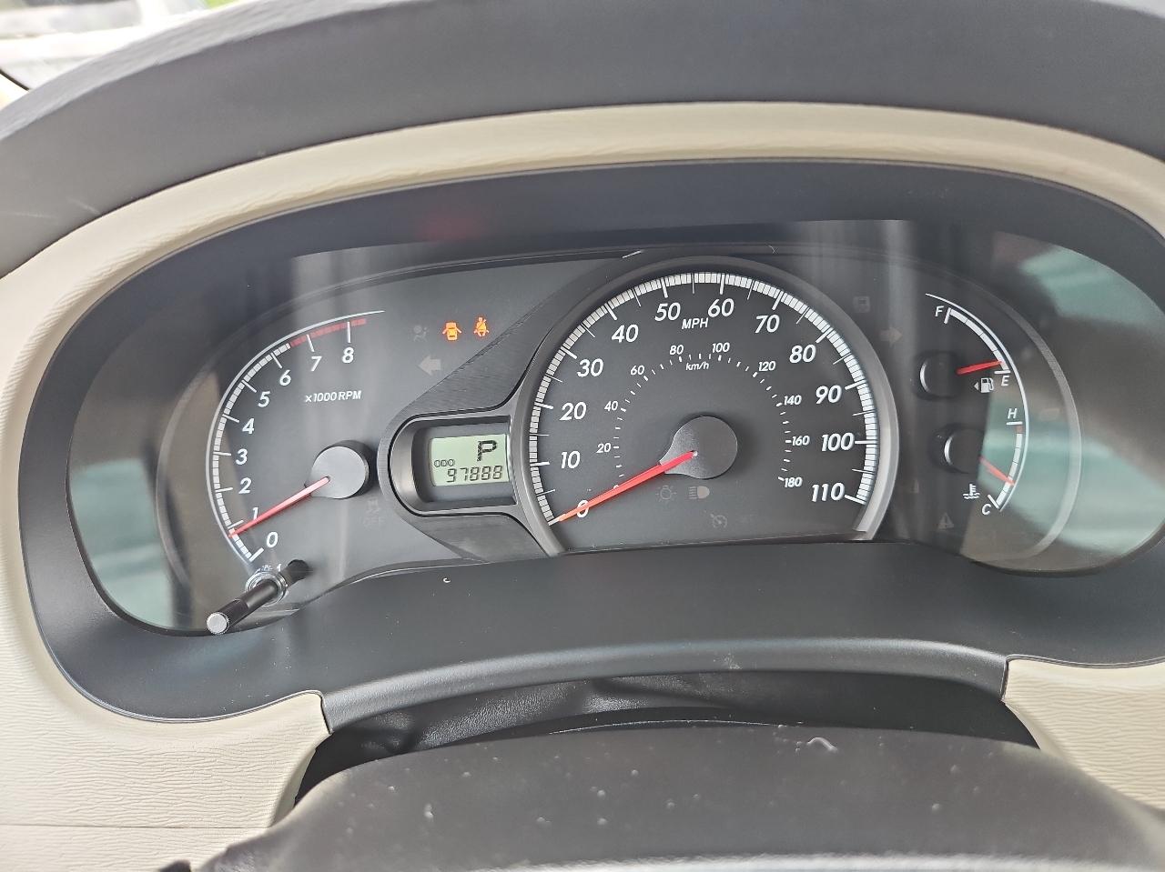 Toyota Sienna 5dr 7-Pass Van V6 LE FWD (Natl) 2011