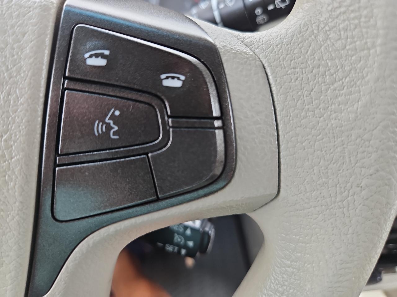 Toyota Sienna 5dr 7-Pass Van V6 LE FWD (Natl) 2011