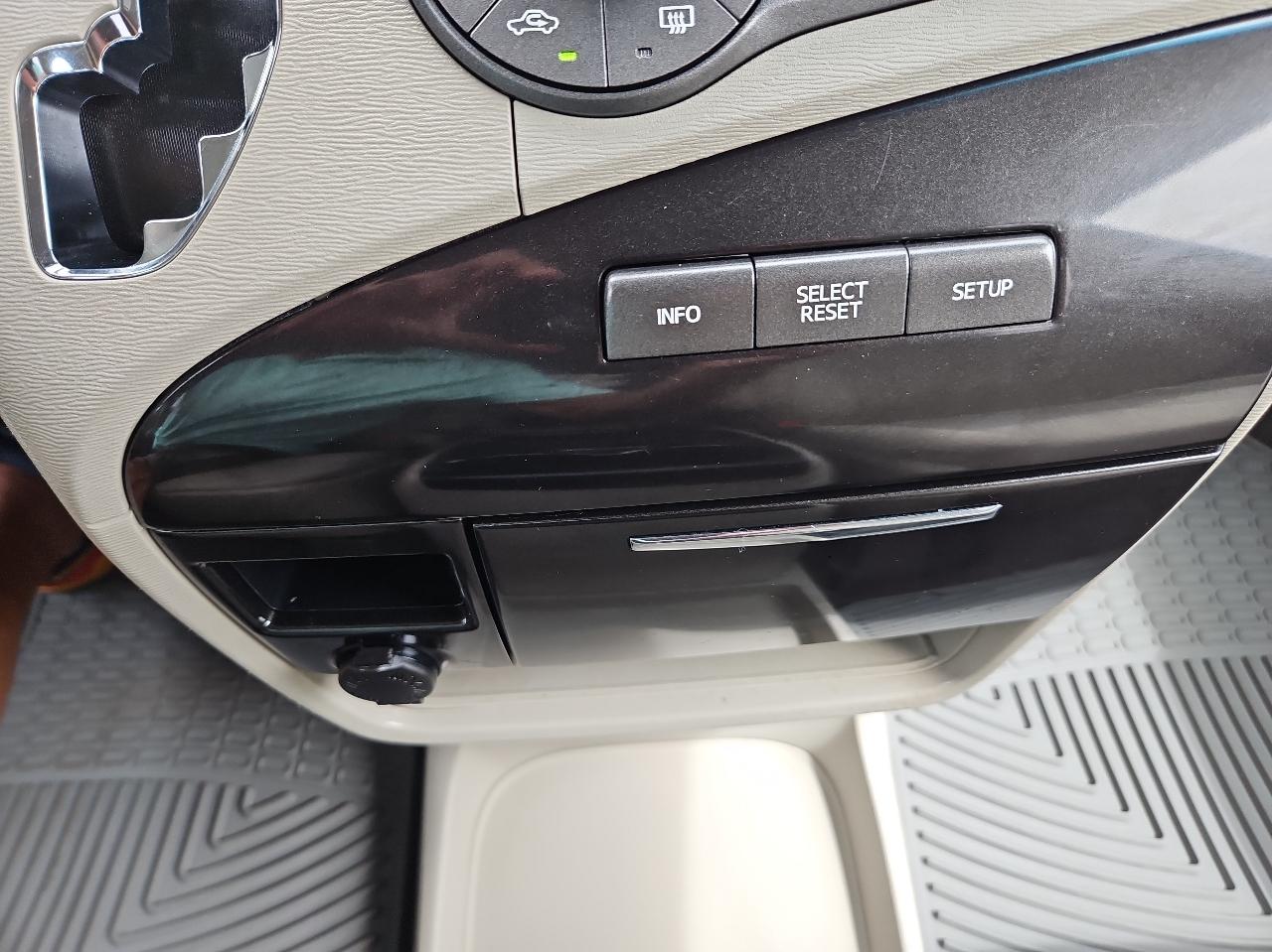 Toyota Sienna 5dr 7-Pass Van V6 LE FWD (Natl) 2011