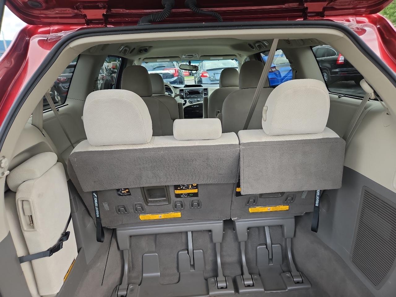 Toyota Sienna 5dr 7-Pass Van V6 LE FWD (Natl) 2011