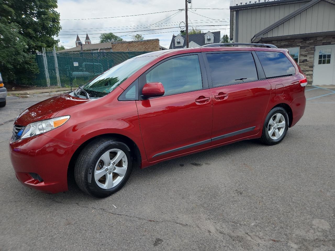 Toyota Sienna 5dr 7-Pass Van V6 LE FWD (Natl) 2011
