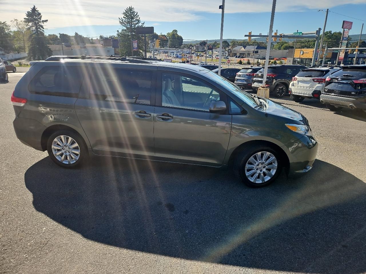 Toyota Sienna 5dr 7-Pass Van V6 LE AWD (Natl) 2013
