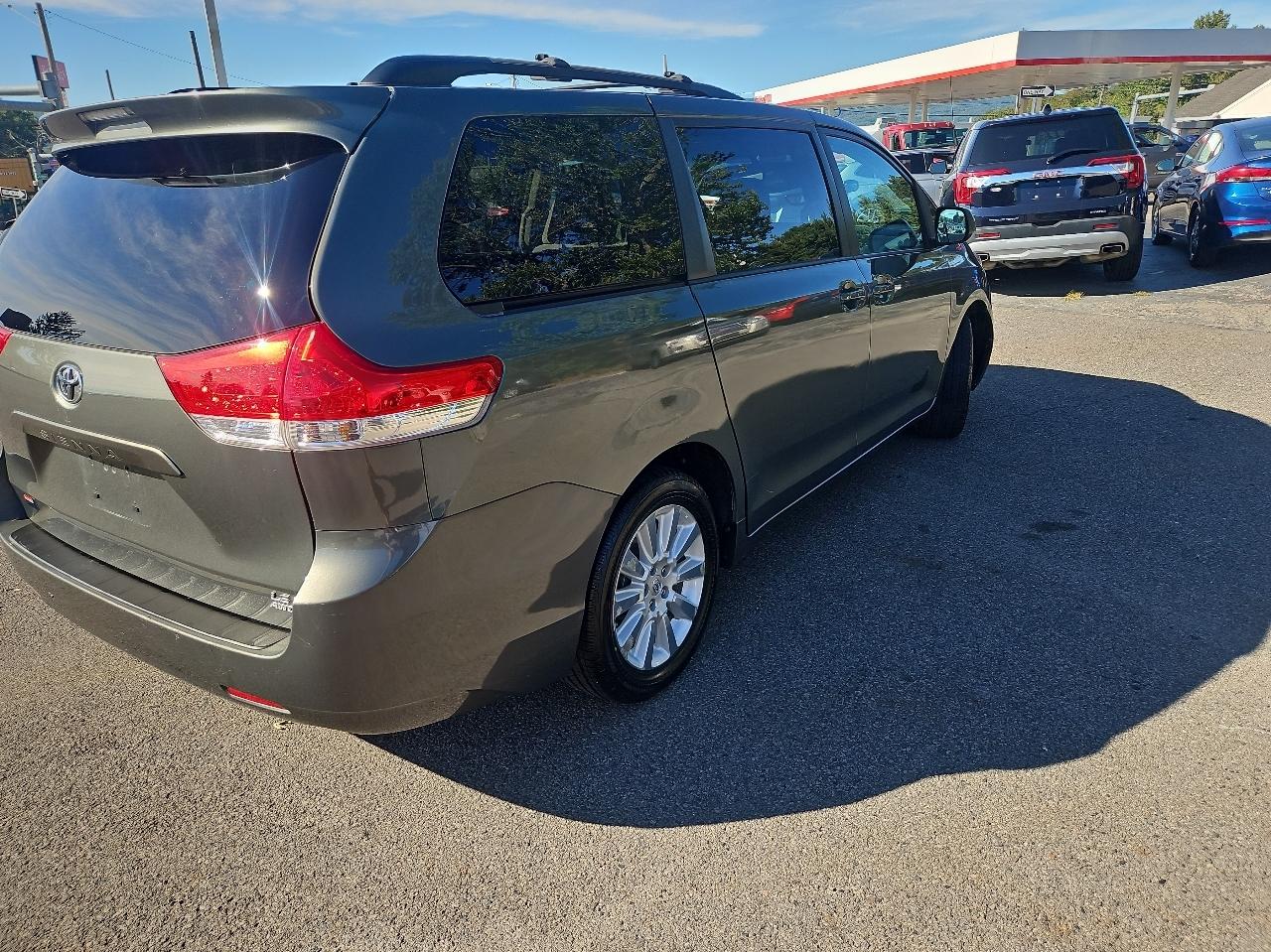 Toyota Sienna 5dr 7-Pass Van V6 LE AWD (Natl) 2013