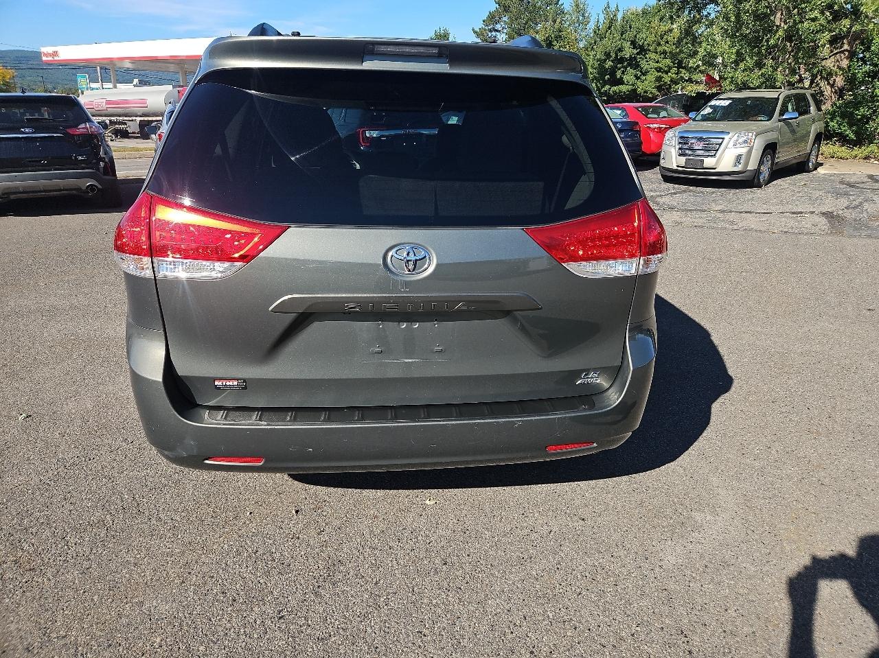 Toyota Sienna 5dr 7-Pass Van V6 LE AWD (Natl) 2013