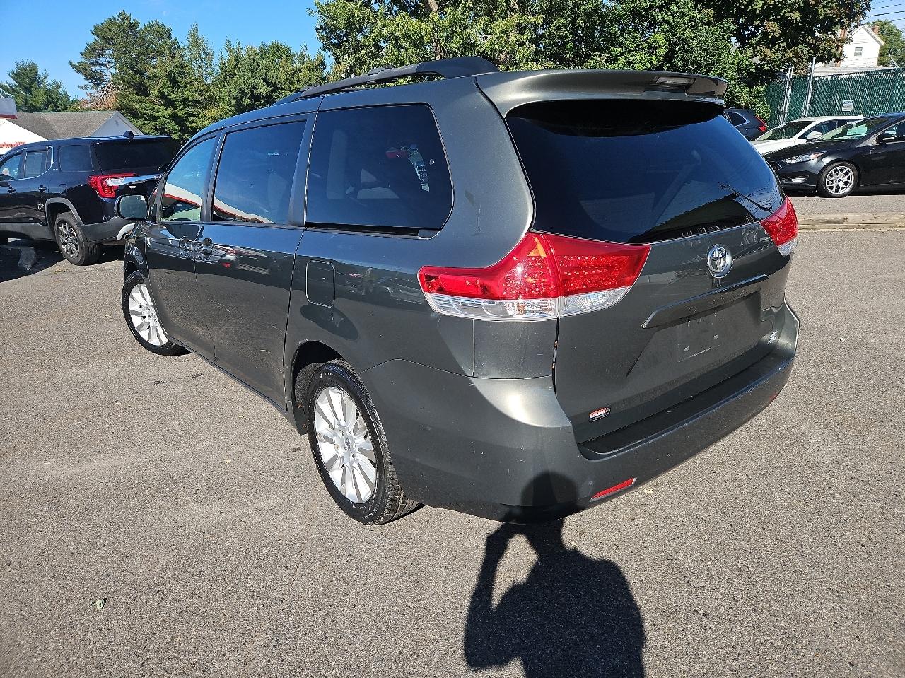 Toyota Sienna 5dr 7-Pass Van V6 LE AWD (Natl) 2013
