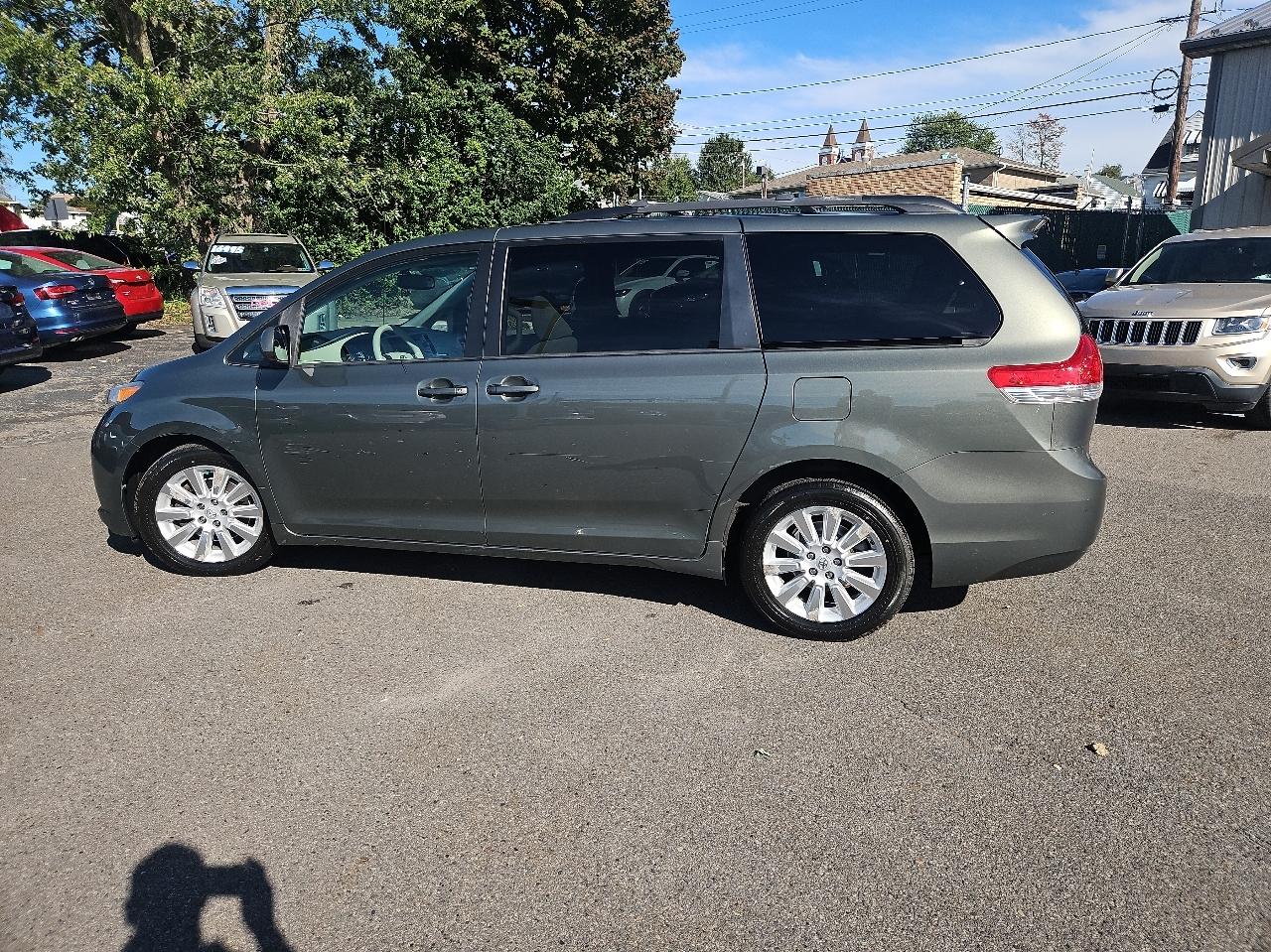 Toyota Sienna 5dr 7-Pass Van V6 LE AWD (Natl) 2013