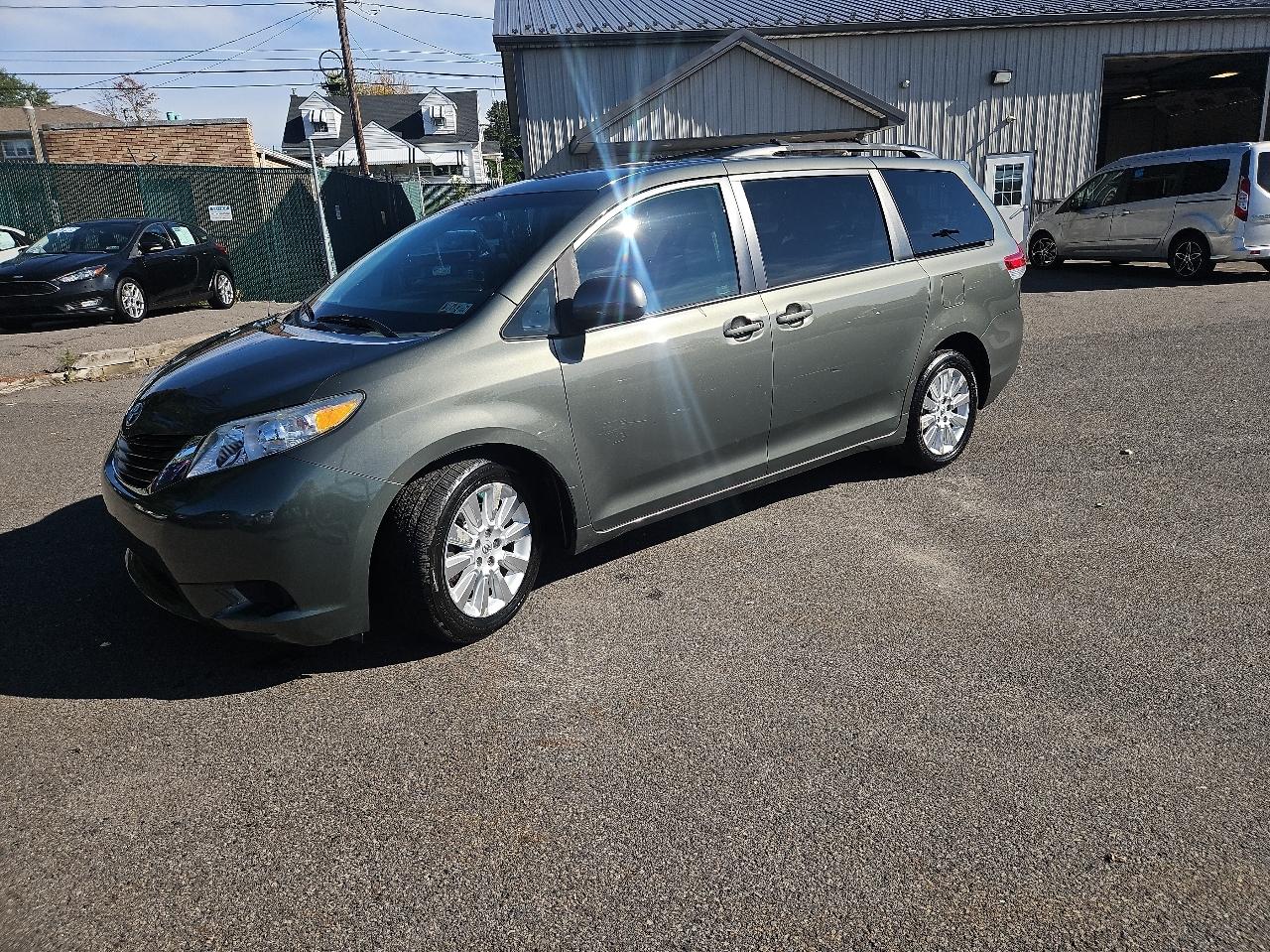 Toyota Sienna 5dr 7-Pass Van V6 LE AWD (Natl) 2013