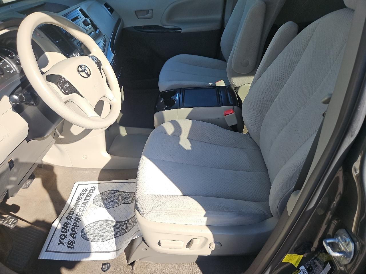 Toyota Sienna 5dr 7-Pass Van V6 LE AWD (Natl) 2013