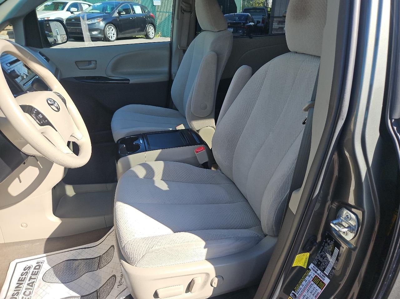 Toyota Sienna 5dr 7-Pass Van V6 LE AWD (Natl) 2013