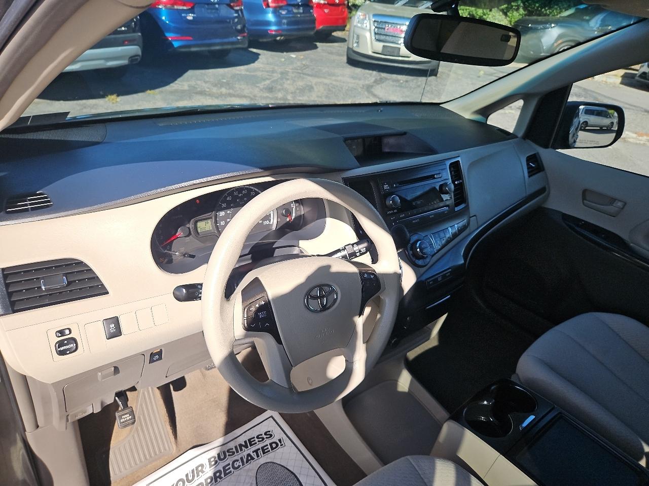 Toyota Sienna 5dr 7-Pass Van V6 LE AWD (Natl) 2013
