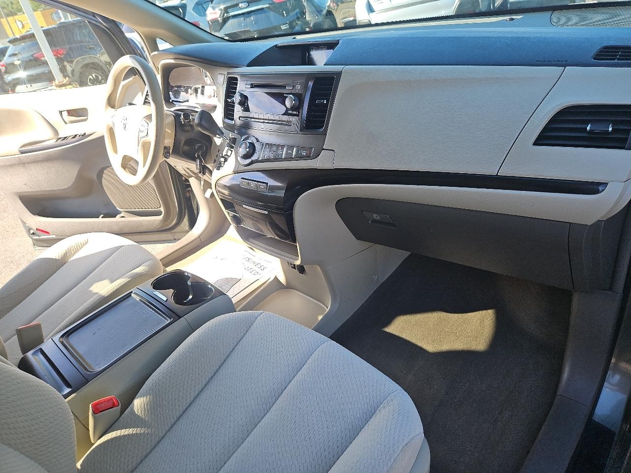 Toyota Sienna 5dr 7-Pass Van V6 LE AWD (Natl) 2013